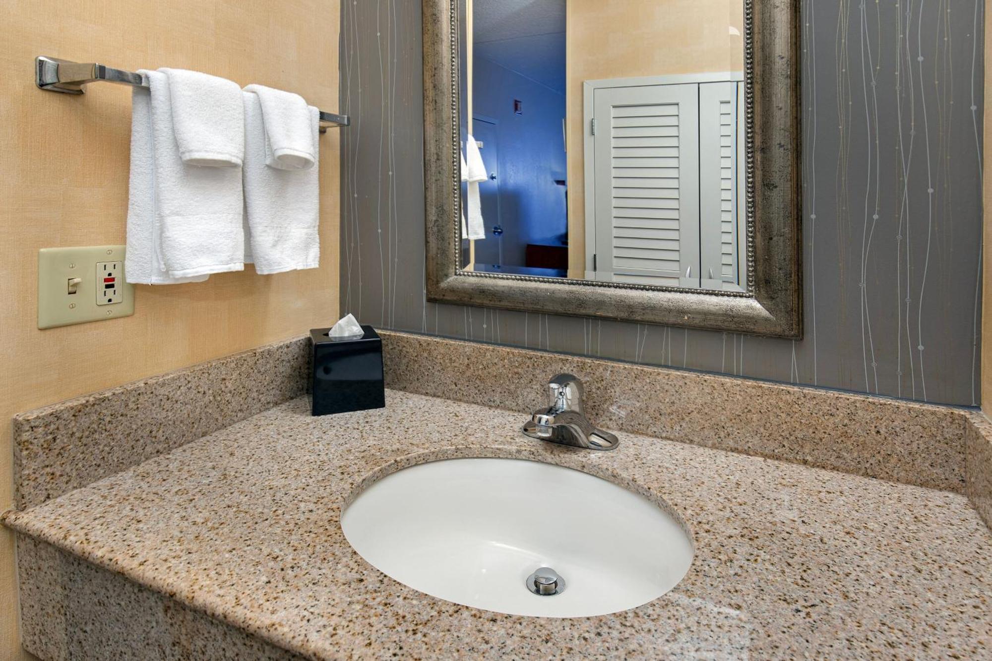 Отель Courtyard By Marriott Lexington North Экстерьер фото