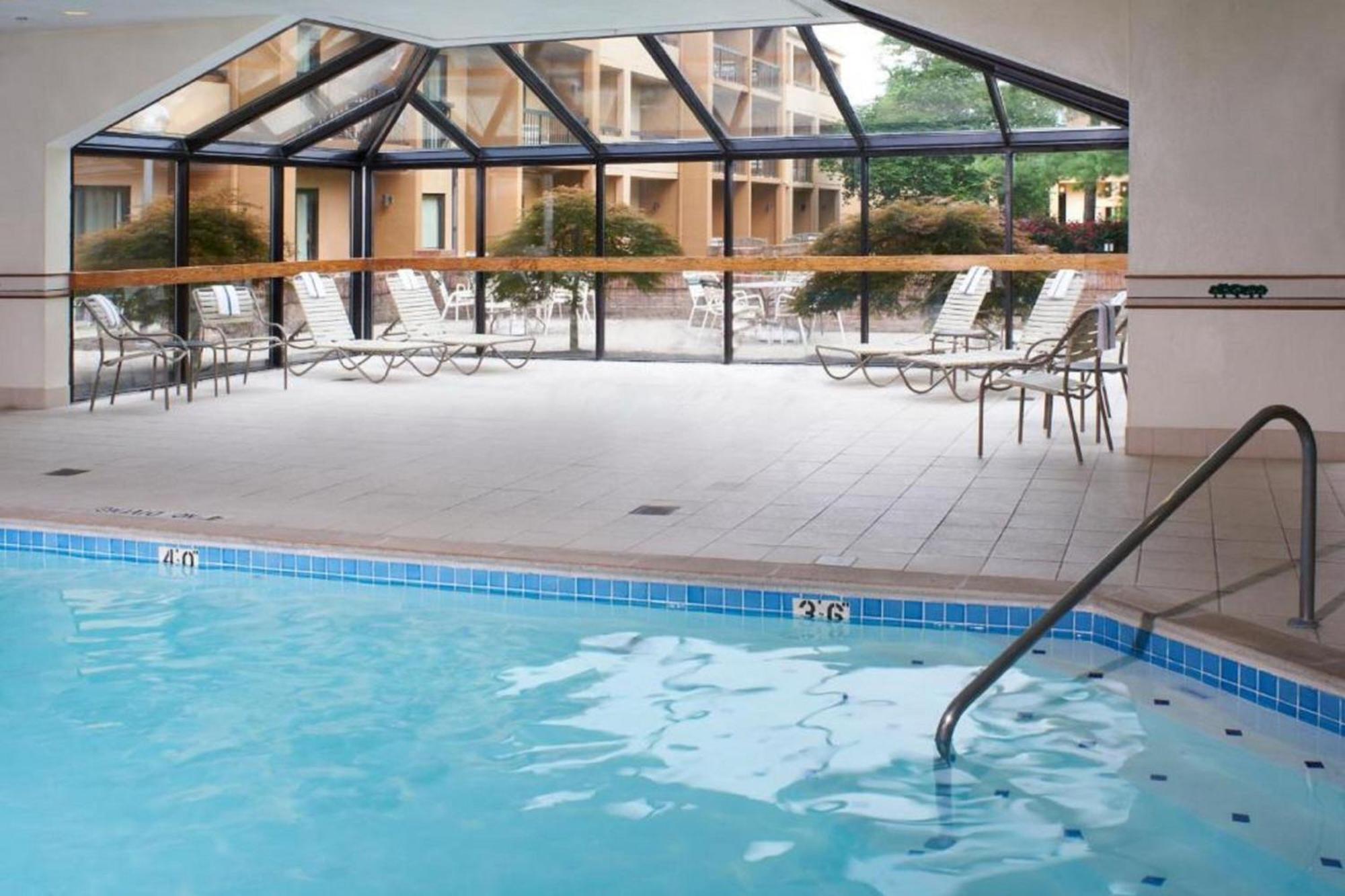 Отель Courtyard By Marriott Lexington North Экстерьер фото
