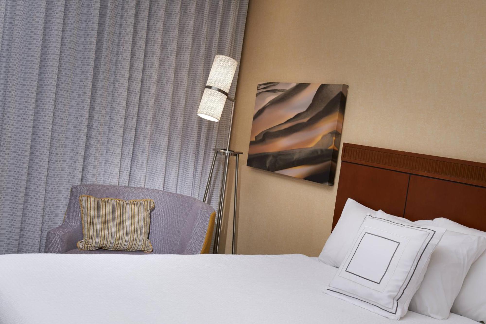 Отель Courtyard By Marriott Lexington North Экстерьер фото